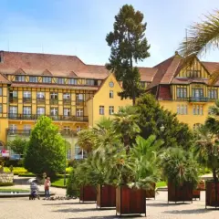 Sanatorium Wojskowe Kudowa-Zdrój: Przewodnik dla seniora. NFZ czy prywatnie?