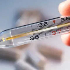 Zbliżenie na termometr rtęciowy, pokazujący skalę od 35 do 40 stopni Celsjusza. Wskazanie na termometrze to ok. 37.2°C. Pytanie: jak długo mierzyć temperaturę termometrem rtęciowym?
