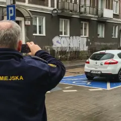 Miejsca dla niepełnosprawnych: Ile, jak i kto? Uniknij mandatu!