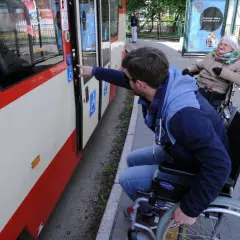 Wózek inwalidzki: pieszy czy pojazd? Prawa i obowiązki na drodze