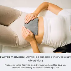Kobieta z ulgą przykłada termofor na bol zoladka. Ciepło przynosi ukojenie.