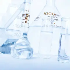 Laboratorium przygotowuje wodę do wstrzykiwań w szklanych naczyniach: kolbach, zlewkach i probówkach.