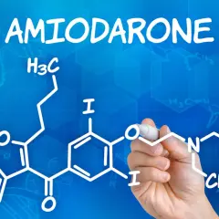 Ręka pisze wzór chemiczny amiodaronu. Lek ten stosuje się na arytmie serca.