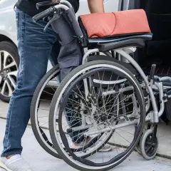 Wózek inwalidzki: Koła pełne czy pompowane? Wybierz idealne!