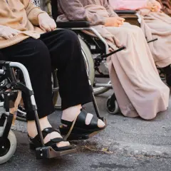 Wózek inwalidzki dla seniora: Wybierz idealny i zdobądź dofinansowanie