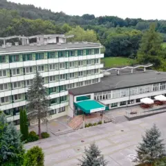Iwonicz-Zdrój: Jak wybrać sanatorium dla seniora? NFZ czy prywatnie?