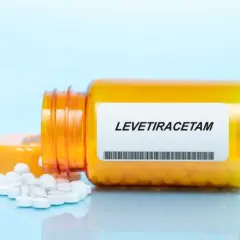 Butelka z lekiem levetiracetam, z której wysypały się tabletki. Warto pamiętać o levetiracetam skutki uboczne.