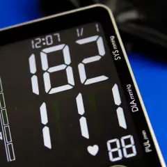 Ciśnienie 182/111 mmHg na ekranie ciśnieniomierza. Wartość 160/80 co oznacza wysokie ciśnienie, wymaga konsultacji z lekarzem.