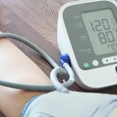 Ciśnienie krwi tabela wiekowa: aparat mierzy ciśnienie 120/80 mmHg i puls 70.