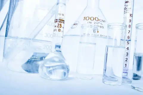 Laboratorium przygotowuje wodę do wstrzykiwań w szklanych naczyniach: kolbach, zlewkach i probówkach.
