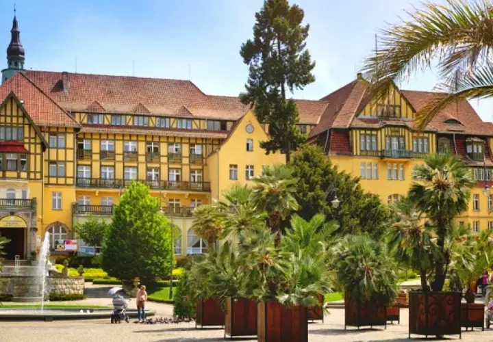 Sanatorium Wojskowe Kudowa-Zdrój: Przewodnik dla seniora. NFZ czy prywatnie?