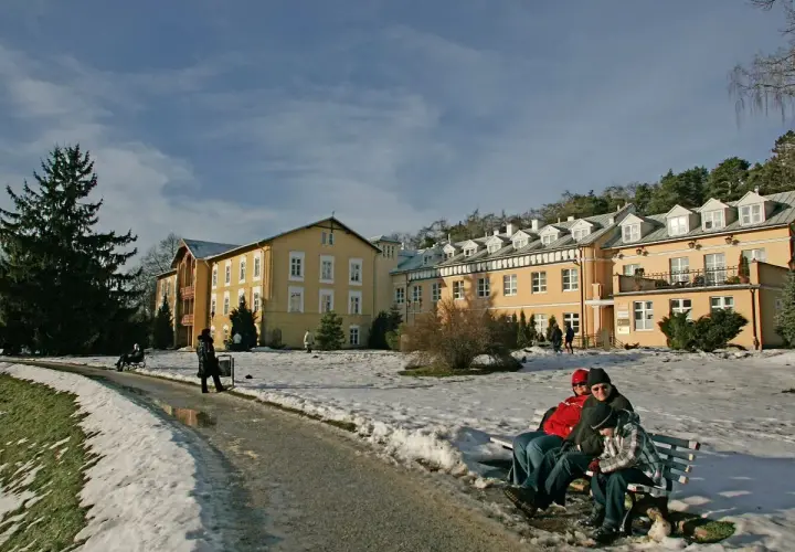 Pobyt opiekuna w sanatorium: NFZ, PFRON czy to darmowe?