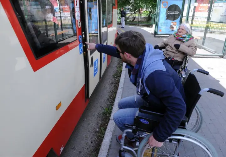 Wózek inwalidzki: pieszy czy pojazd? Prawa i obowiązki na drodze