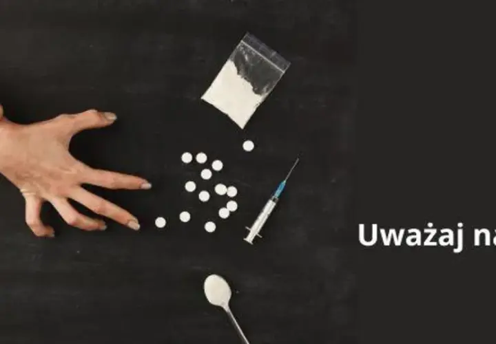 Dwie ręce walczą o kontrolę nad substancjami: tabletki, strzykawka, proszek. Uważaj na fentanyl, bo to śmiertelne zagrożenie.