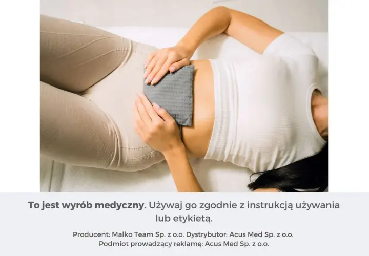 Kobieta z ulgą przykłada termofor na bol zoladka. Ciepło przynosi ukojenie.