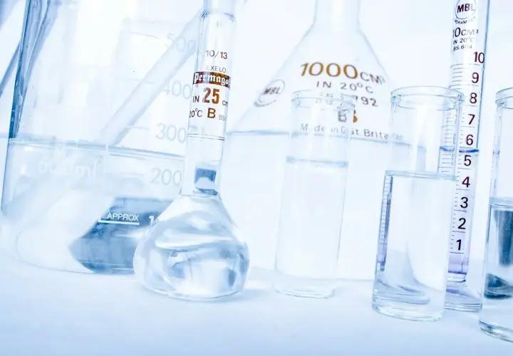 Laboratorium przygotowuje wodę do wstrzykiwań w szklanych naczyniach: kolbach, zlewkach i probówkach.