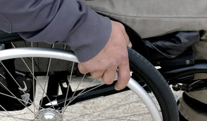 Co ile lat wózek inwalidzki z NFZ? Zasady, limity, wyjątki.
