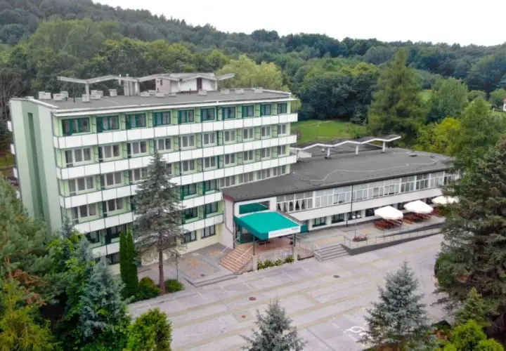 Iwonicz-Zdrój: Jak wybrać sanatorium dla seniora? NFZ czy prywatnie?