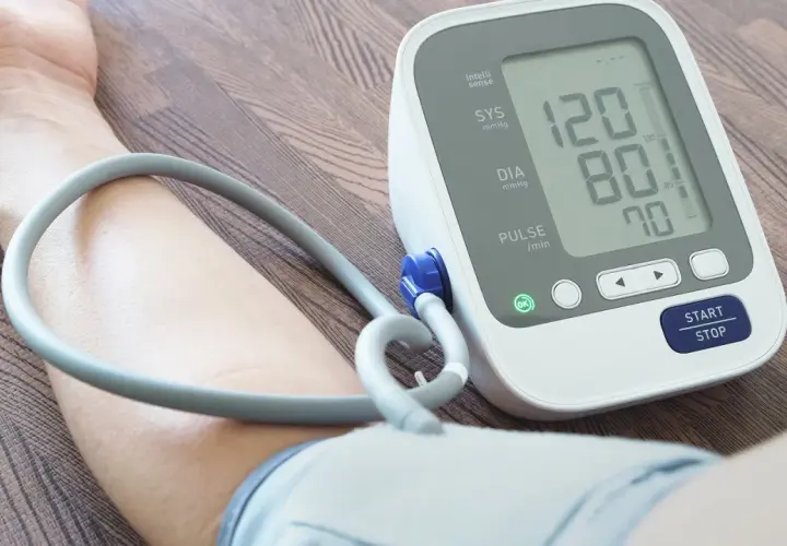Ciśnienie krwi tabela wiekowa: aparat mierzy ciśnienie 120/80 mmHg i puls 70.