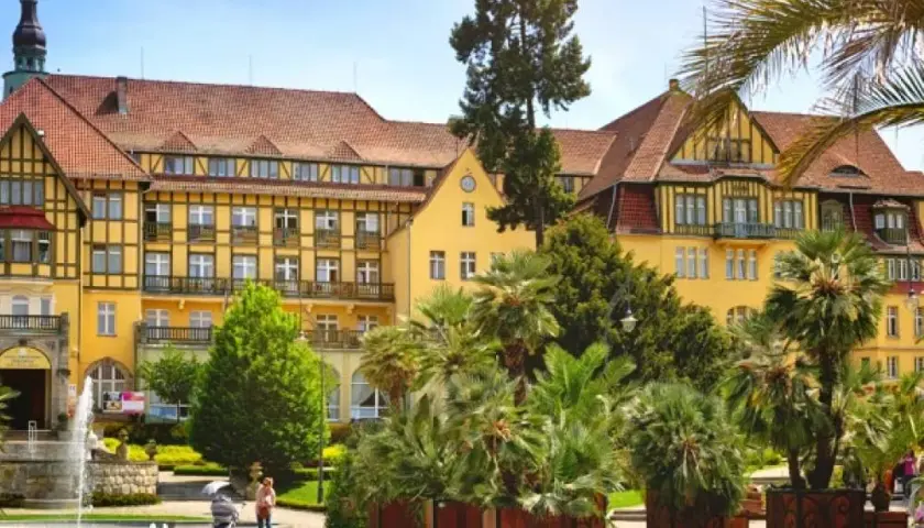 Sanatorium Wojskowe Kudowa-Zdrój: Przewodnik dla seniora. NFZ czy prywatnie?