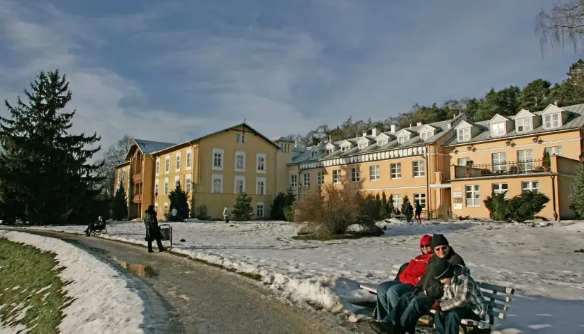 Pobyt opiekuna w sanatorium: NFZ, PFRON czy to darmowe?
