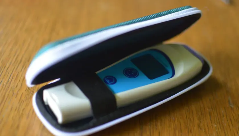 Termometr elektroniczny w etui. Idealny do pomiaru temperatury na czole lub skroni, gdy czujesz się źle.