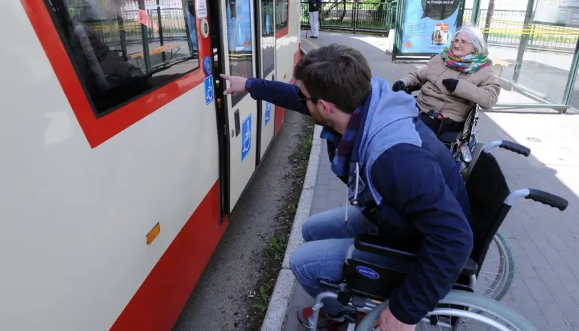 Wózek inwalidzki: pieszy czy pojazd? Prawa i obowiązki na drodze