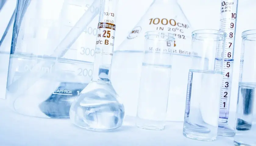 Laboratorium przygotowuje wodę do wstrzykiwań w szklanych naczyniach: kolbach, zlewkach i probówkach.