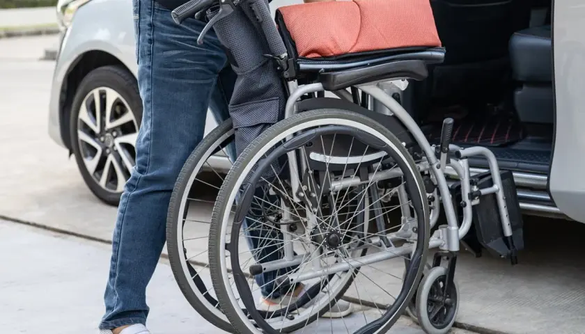 Wózek inwalidzki: Koła pełne czy pompowane? Wybierz idealne!