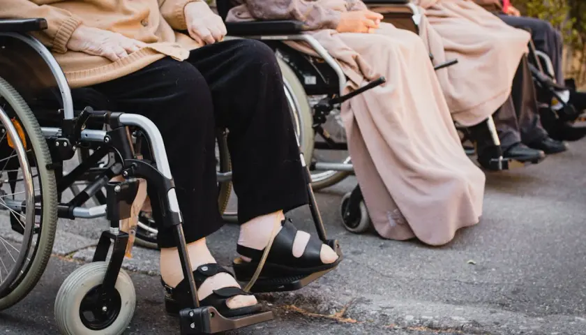 Wózek inwalidzki dla seniora: Wybierz idealny i zdobądź dofinansowanie