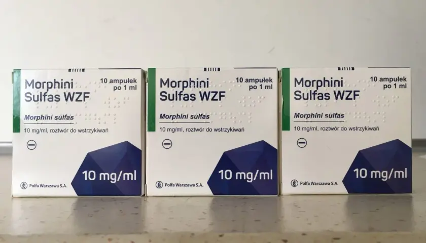 Trzy opakowania leku Morphini Sulfas WZF, zawierające roztwór morfiny do wstrzykiwań, każdy po 10 mg/ml.