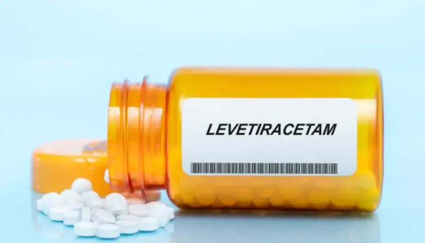 Butelka z lekiem levetiracetam, z której wysypały się tabletki. Warto pamiętać o levetiracetam skutki uboczne.