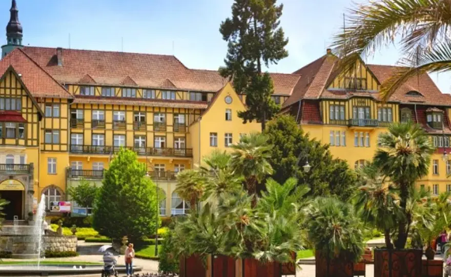 Sanatorium Wojskowe Kudowa-Zdrój: Przewodnik dla seniora. NFZ czy prywatnie?