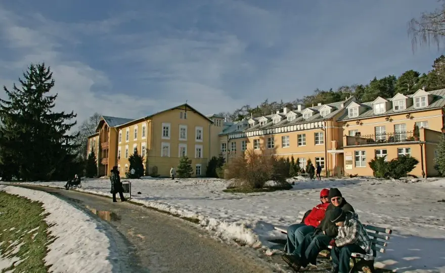 Pobyt opiekuna w sanatorium: NFZ, PFRON czy to darmowe?