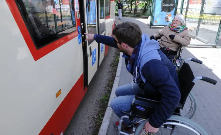 Wózek inwalidzki: pieszy czy pojazd? Prawa i obowiązki na drodze