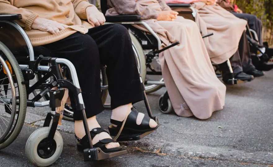 Wózek inwalidzki dla seniora: Wybierz idealny i zdobądź dofinansowanie