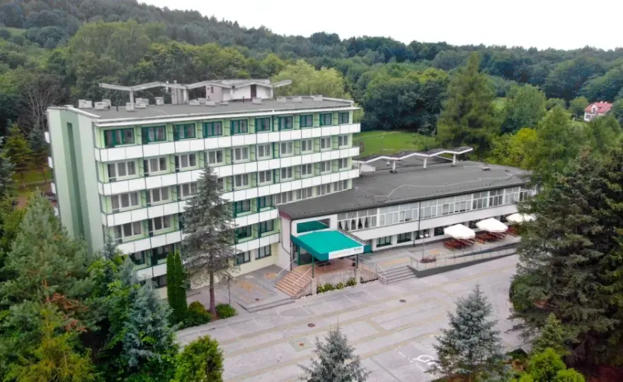 Iwonicz-Zdrój: Jak wybrać sanatorium dla seniora? NFZ czy prywatnie?