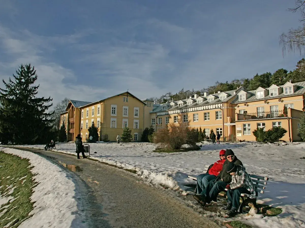Pobyt opiekuna w sanatorium: NFZ, PFRON czy to darmowe?