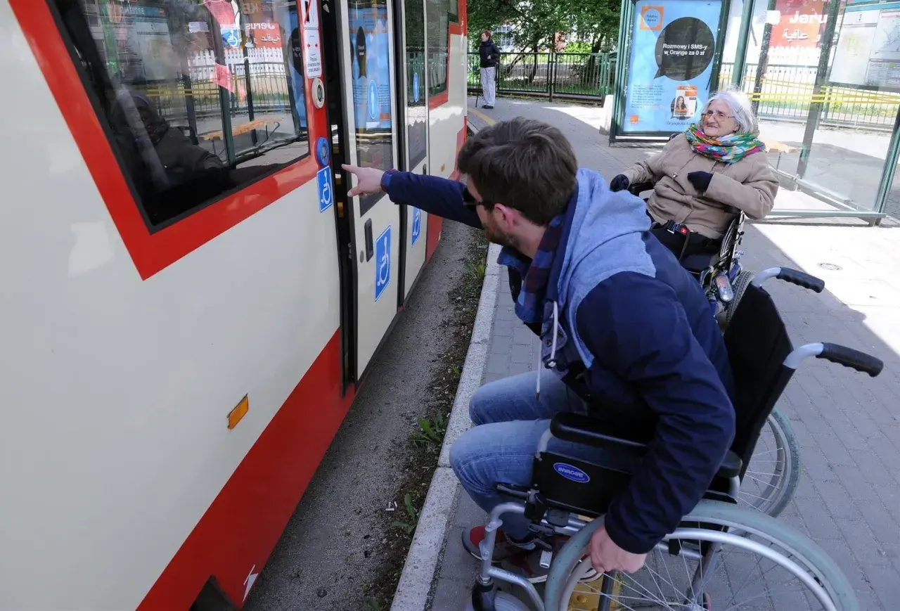 Wózek inwalidzki: pieszy czy pojazd? Prawa i obowiązki na drodze