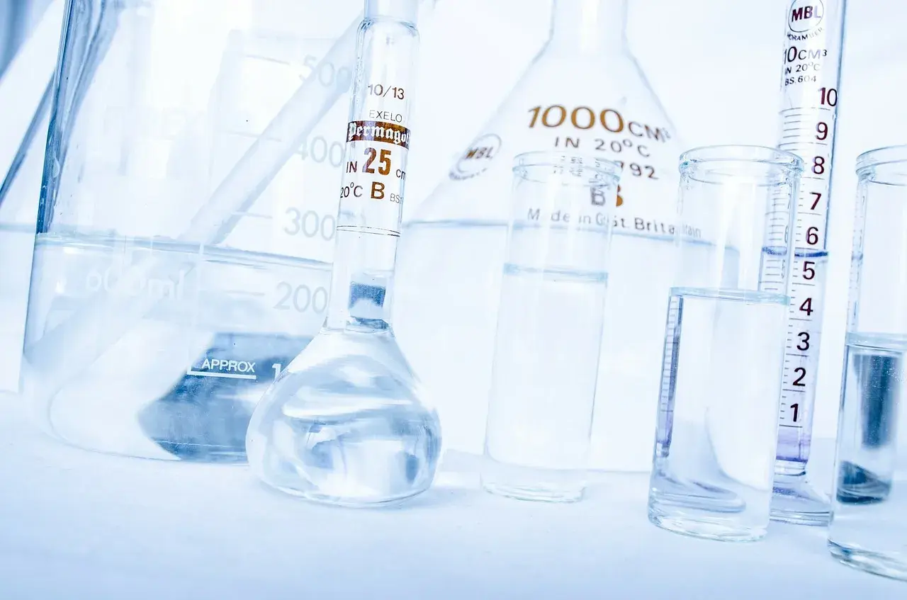 Laboratorium przygotowuje wodę do wstrzykiwań w szklanych naczyniach: kolbach, zlewkach i probówkach.