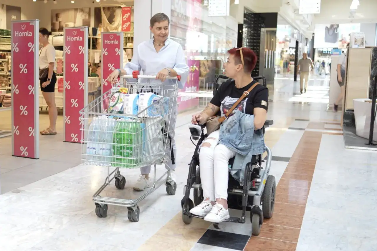 Asystent osoby niepełnosprawnej pomagający w zakupach