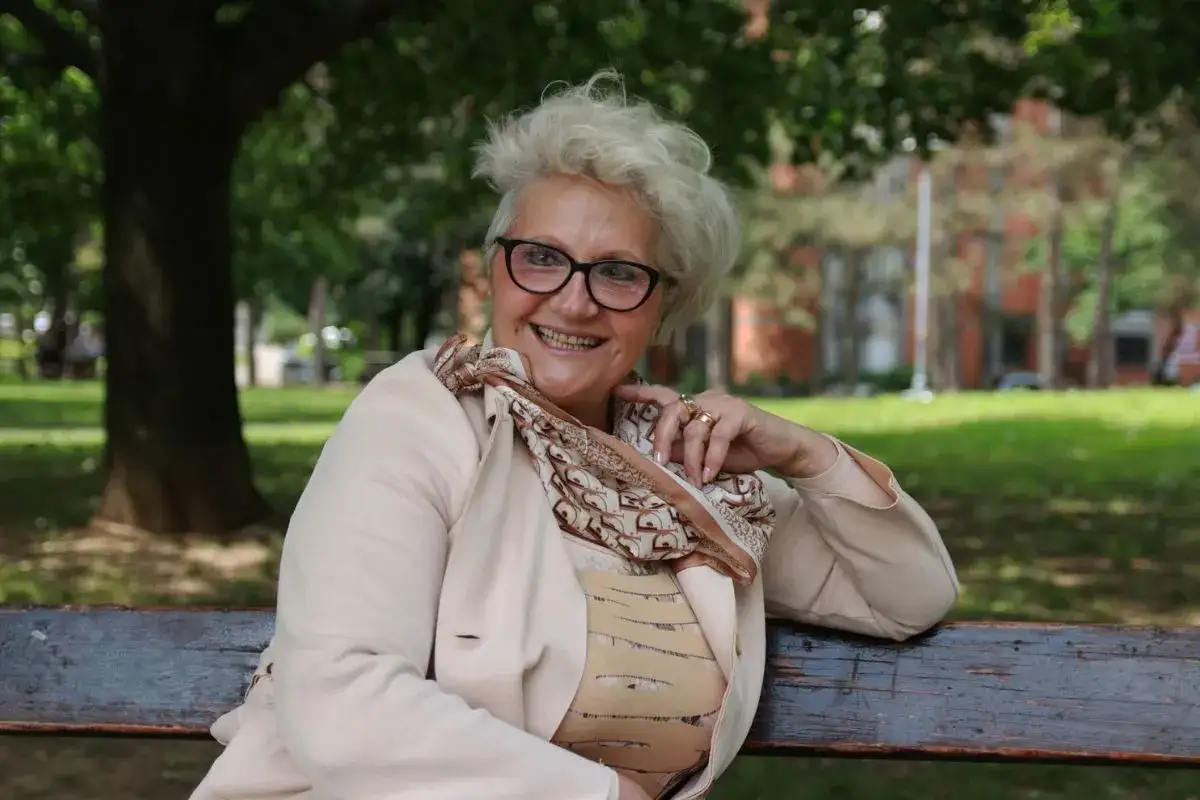 smutna osoba z zamyślonym wyrazem twarzy