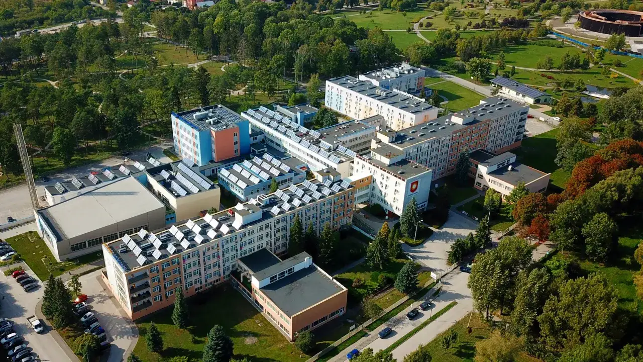 Sanatorium Wł&oacute;kniarz Busko-Zdr&oacute;j widok z zewnątrz