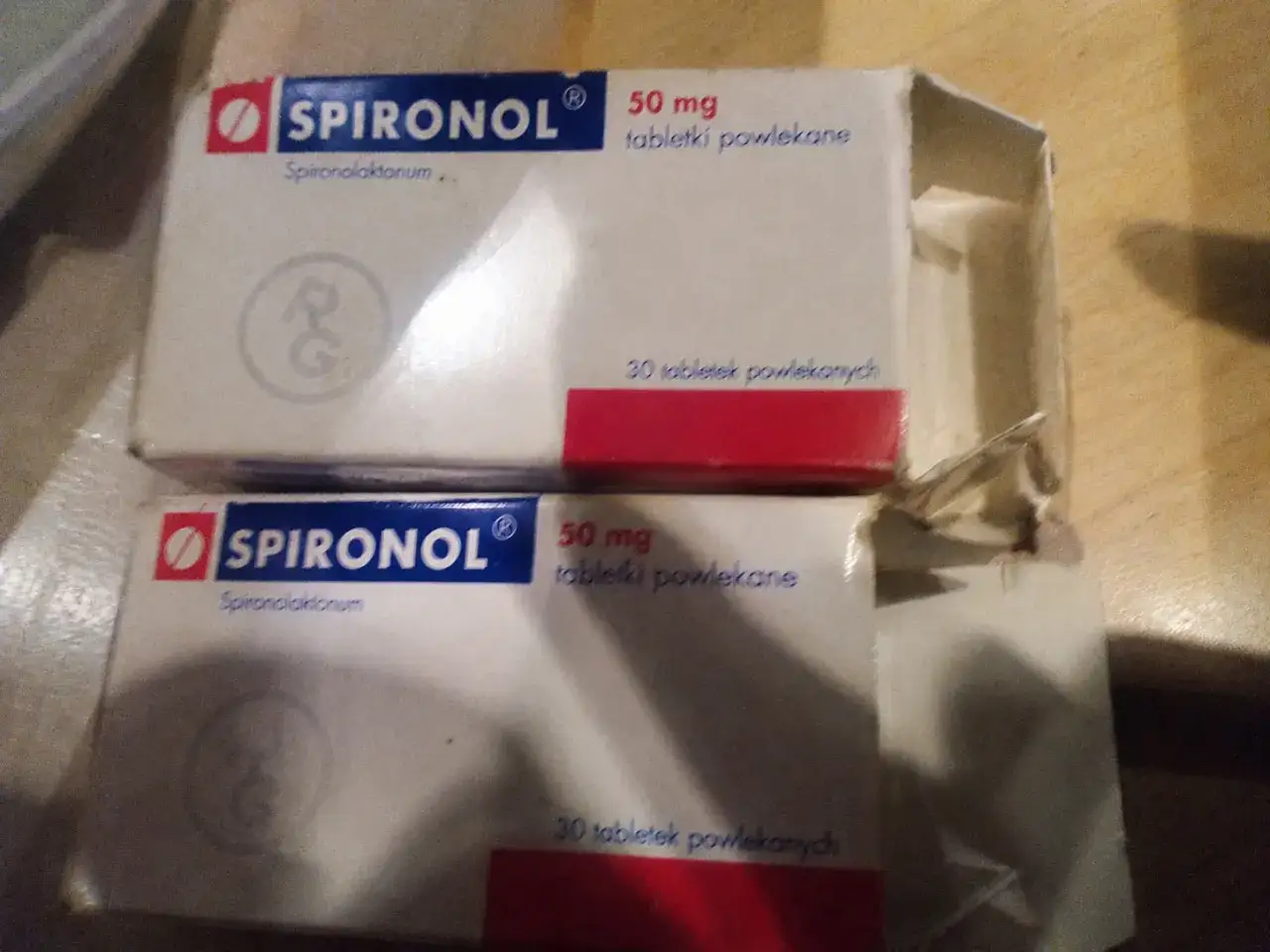 Dwie paczki leku Spironol 50 mg, zawierające spironolakton, stosowane na obrzęki i nadciśnienie.