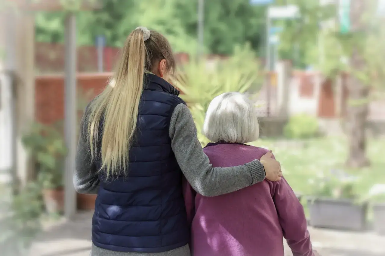 Opiekunka osoby starszej pracuje zdalnie