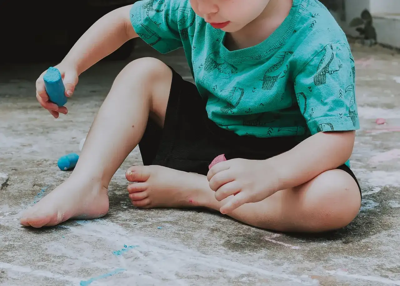 osoba z autyzmem reagująca na bodźce sensoryczne, np. zatkane uszy w głośnym miejscu