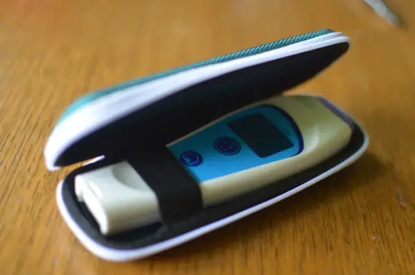 Termometr elektroniczny w etui. Idealny do pomiaru temperatury na czole lub skroni, gdy czujesz się źle.