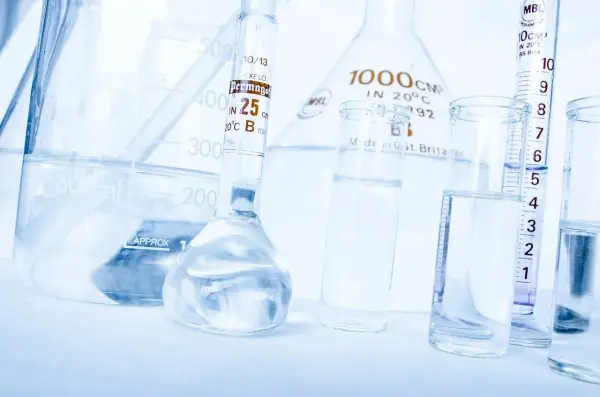 Laboratorium przygotowuje wodę do wstrzykiwań w szklanych naczyniach: kolbach, zlewkach i probówkach.